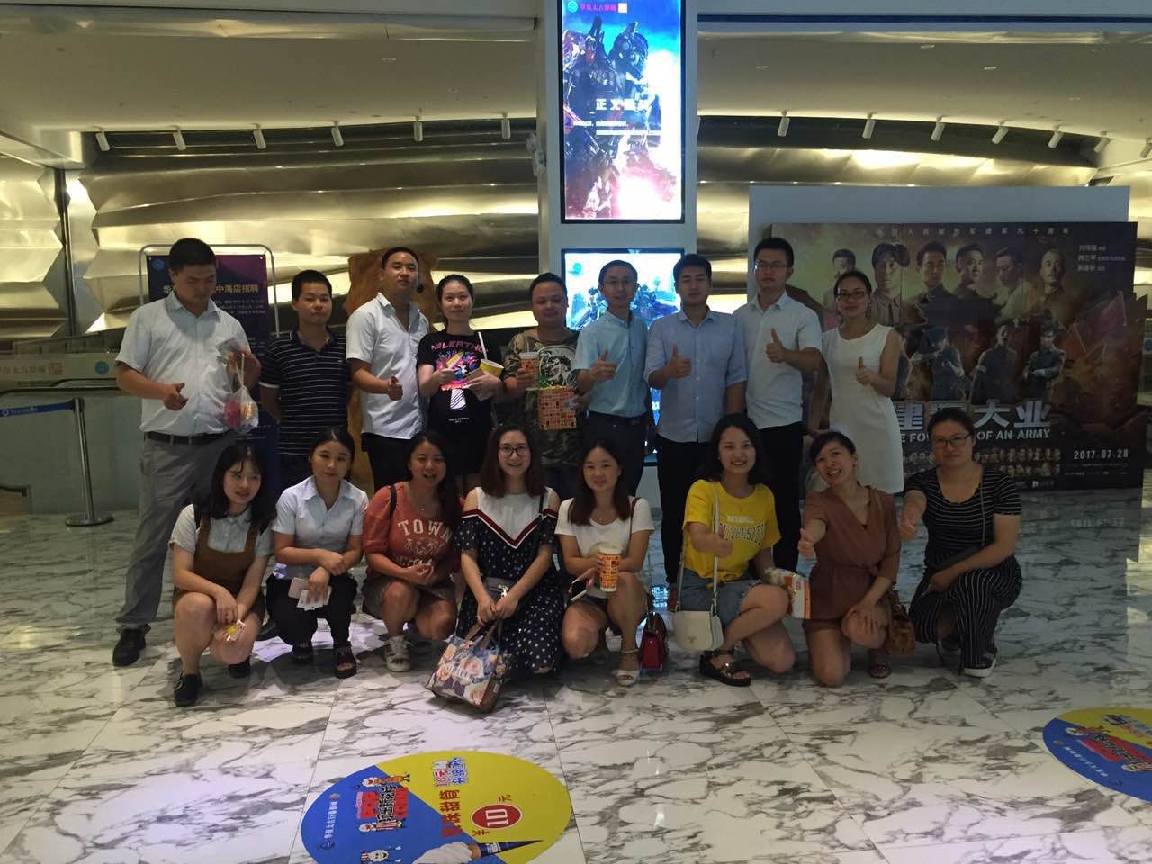 公司銷售精英集體看電影《戰(zhàn)狼2》，震撼人心，大呼過癮！